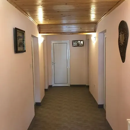 комплекс лебанов Хотел *